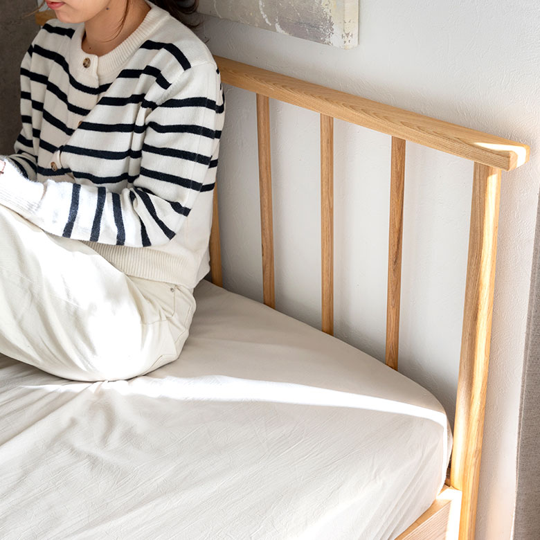 ヘッドボードはナチュラルな素材のスポーク