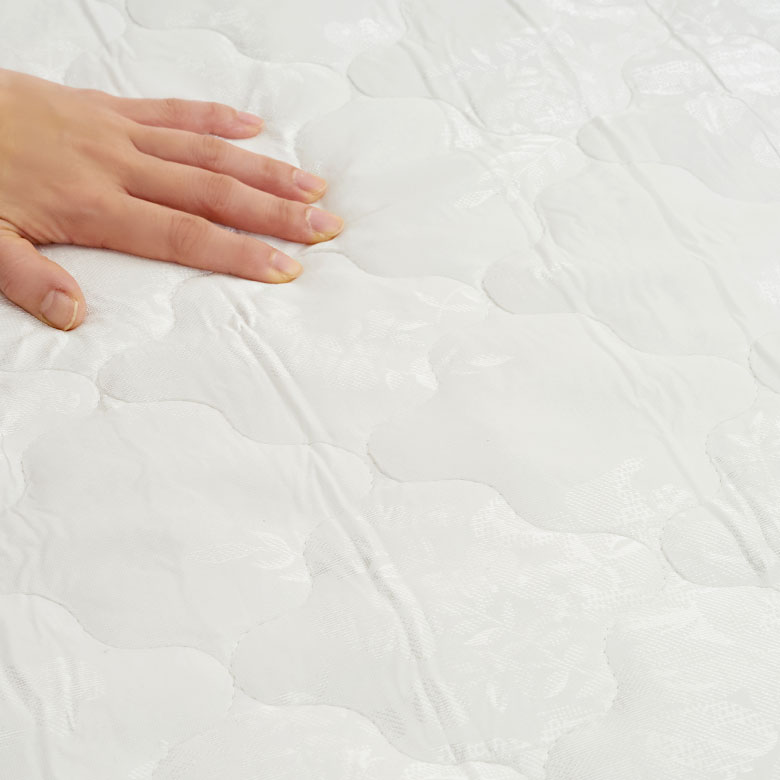 上品なキルティングと花模様