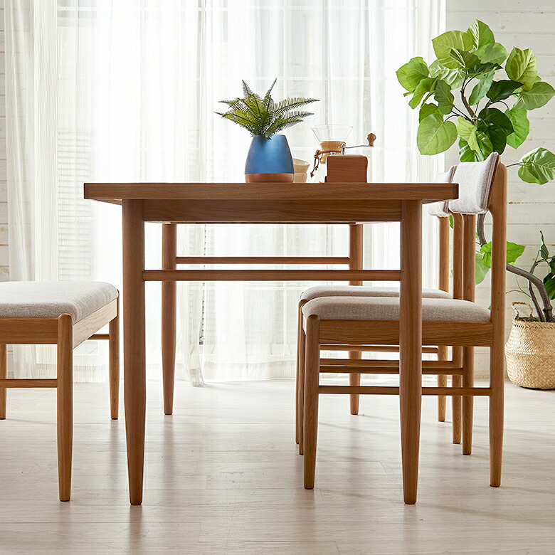 木製のダイニングテーブル