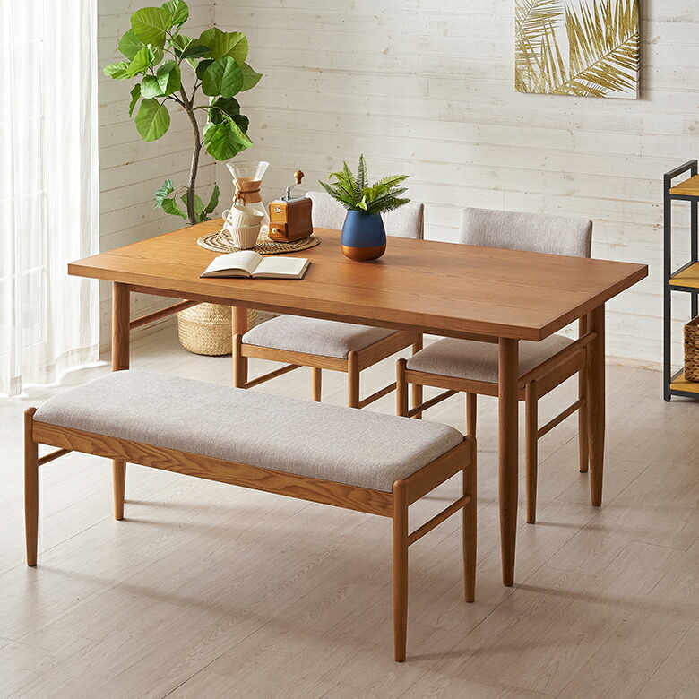 アッシュ材のダイニングテーブル