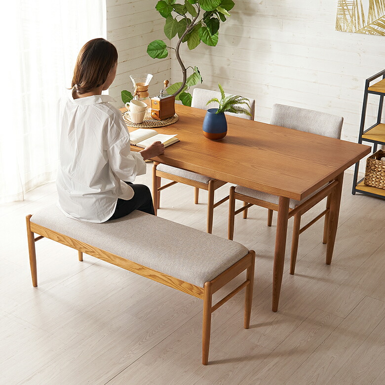 アッシュ材のベンチ