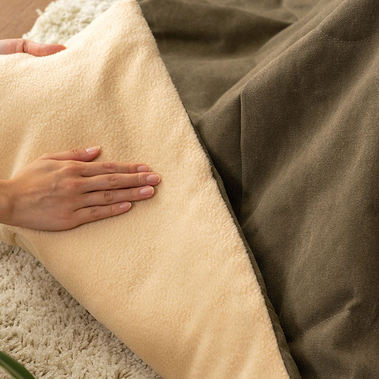 内側はふんわりとした手触りの起毛素材