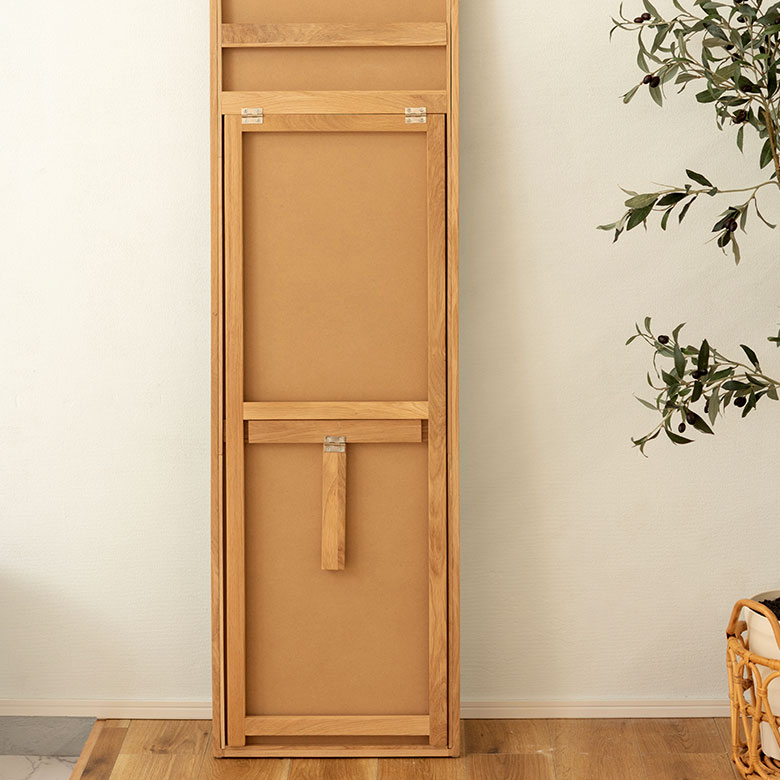 スタンドは畳むと裏側にすっきりと収まります