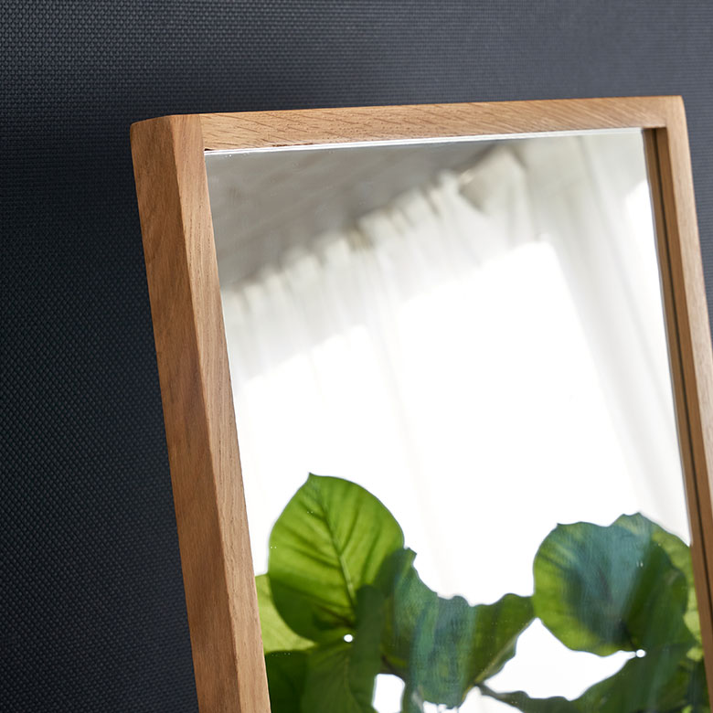 フレームには高級木材として人気のオーク材を使用