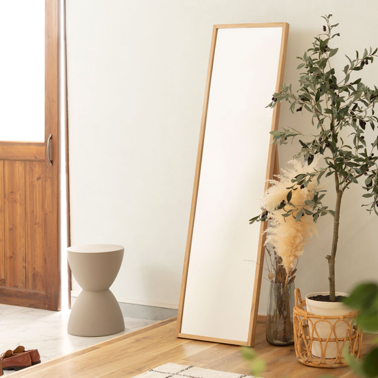 背面は縦格子状のデザイン