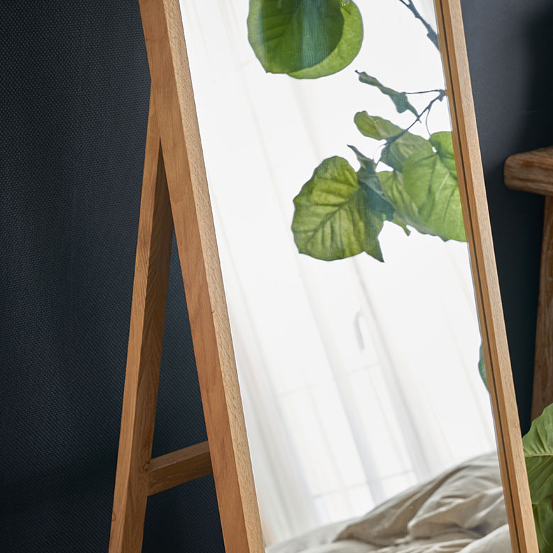 圧迫感のない厚みで飾りやすい