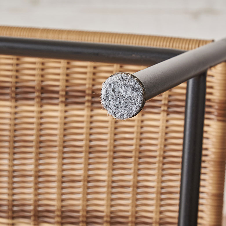 脚裏にはキズ防止のフェルト付き