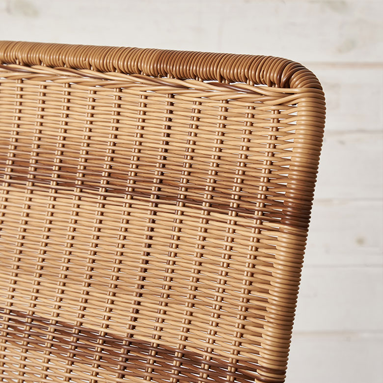 水や汚れに強い、ラタン風のポリエチレン素材