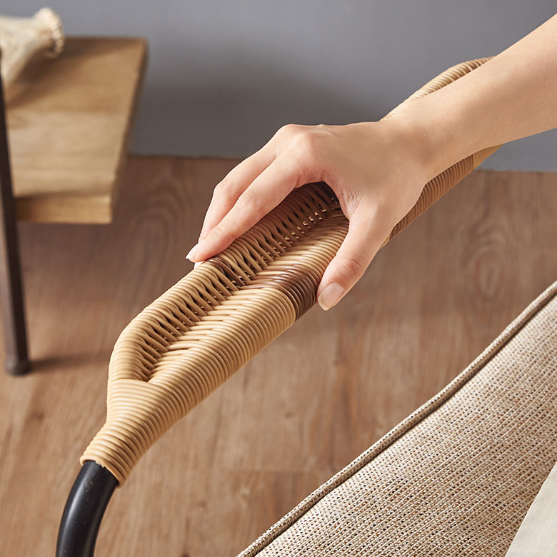 ひじ掛けも背面と同じ素材