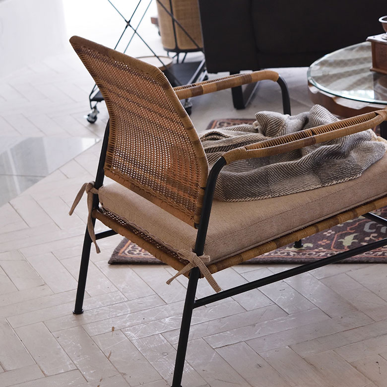 カーブを描いた背面で、心地よく背中を支えてくれます