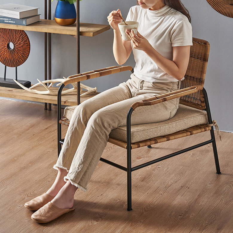 すっきりとした細身のフレームで洗練された印象