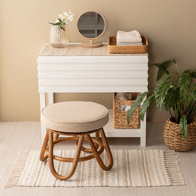 ラタンの回転スツール