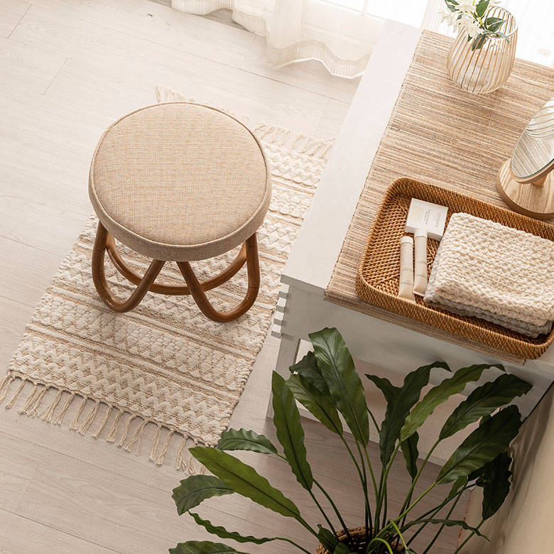 ラタンの回転スツール