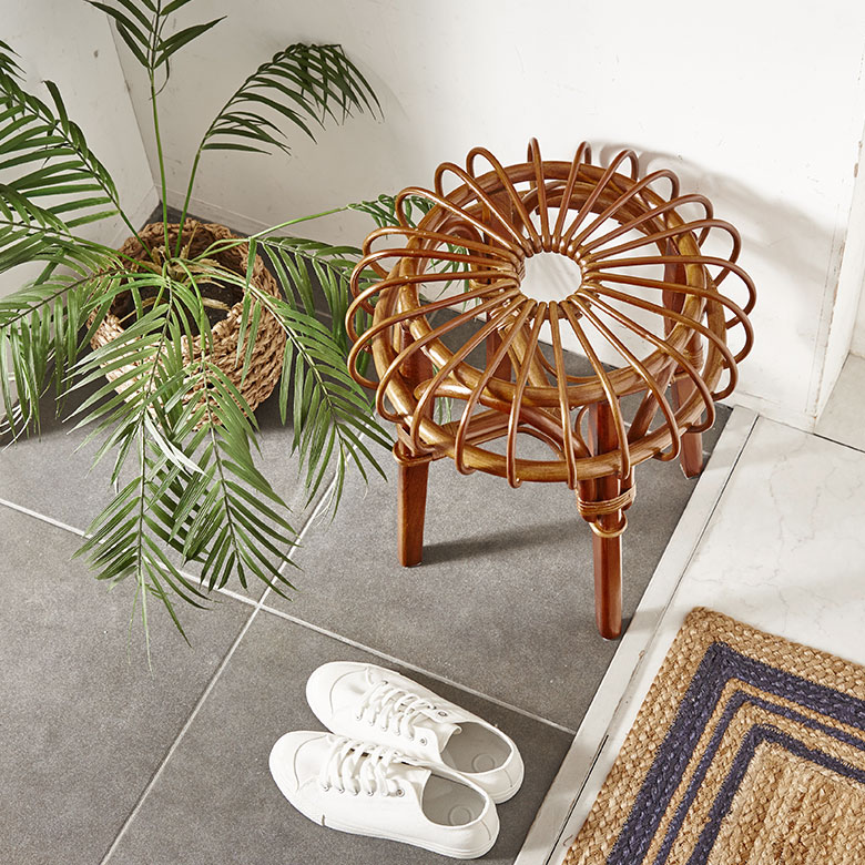 ラタンのデザインスツール