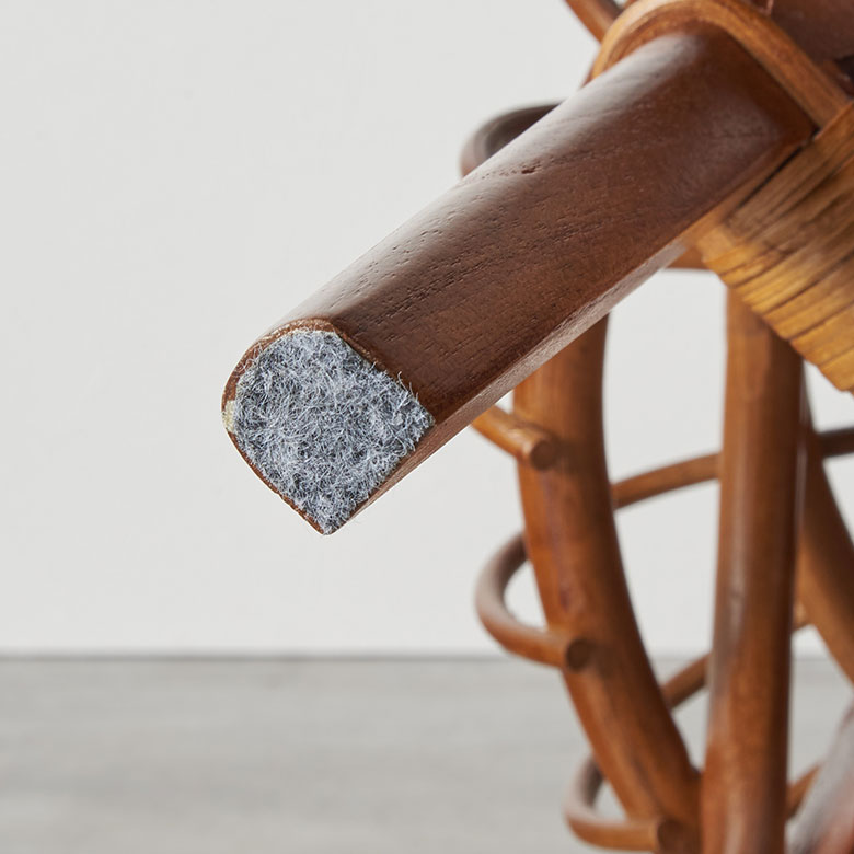 脚裏にはキズ防止のフェルト付き