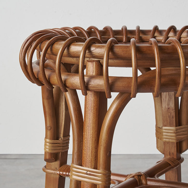 天然ラタンを曲げて作られた座面。フレームは天然木ミンディ