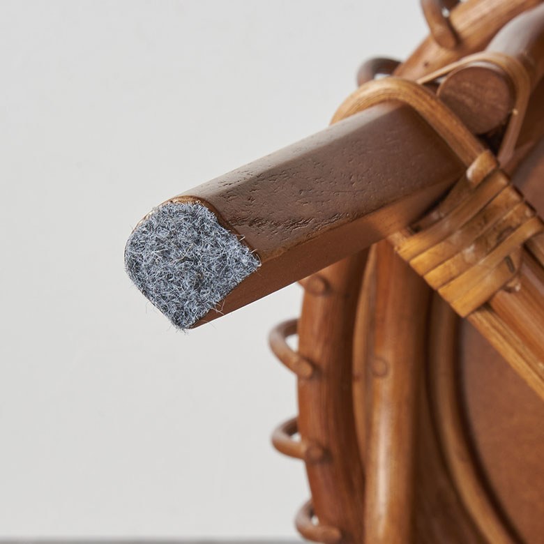 脚裏にはキズ防止のフェルト付き