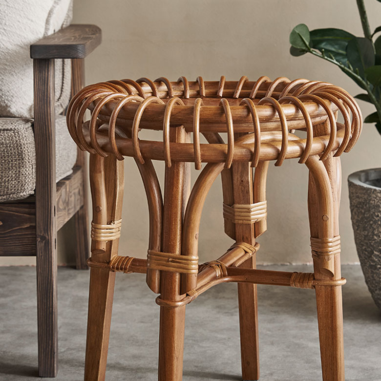 ラタンは天然の優れた調湿機能を持ち、一年中快適