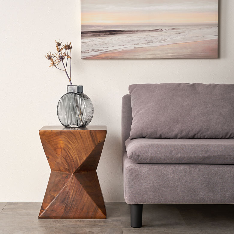 サイドテーブルとして使ったり、フラワーベースやお気に入りのオブジェを飾っても