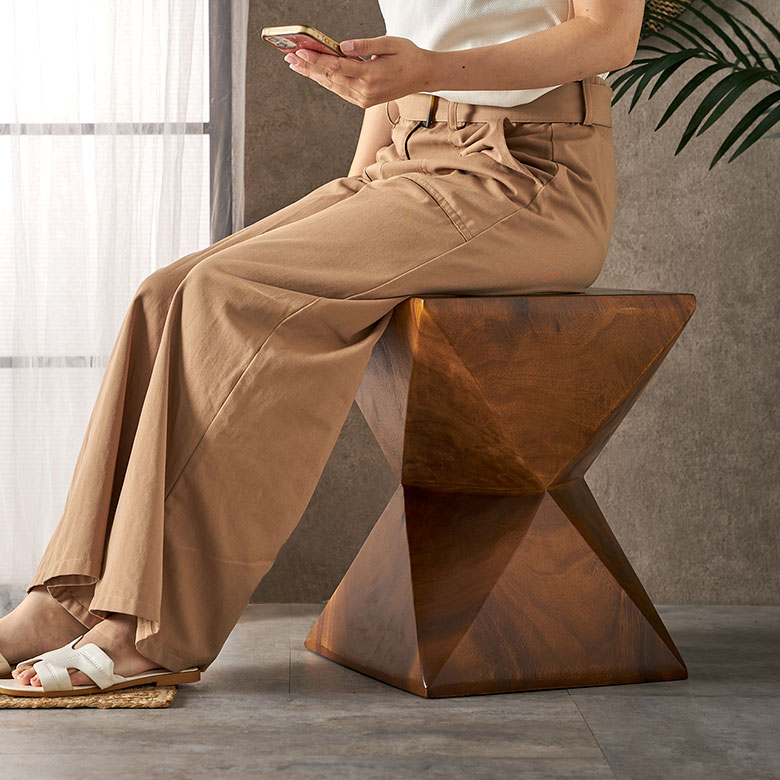 座った時に安定感のあるサイズとデザイン