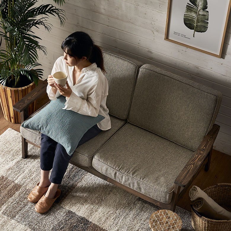 パイン材のファブリックソファ