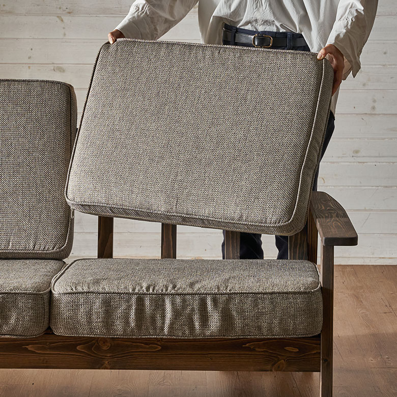 背面と座面のクッションは取り外し可能