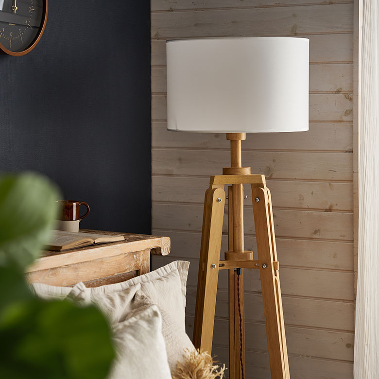 スタンドの構造デザインと、シンプルな円柱型シェード