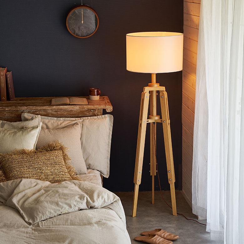 パイン材のフロアスタンドライト