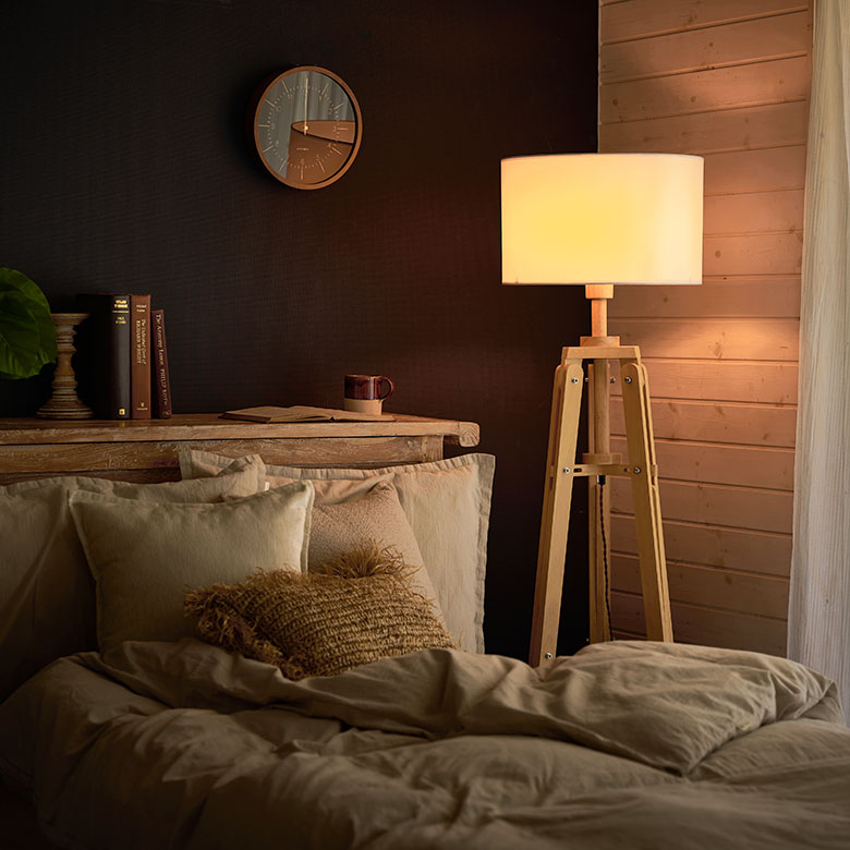 パイン材のフロアスタンドライト