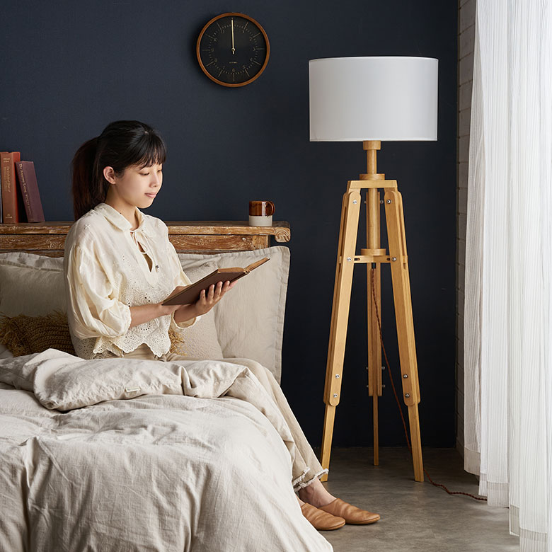 ソファやベッドサイドに置いて、読書灯としても