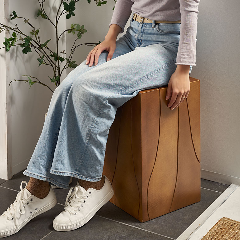 玄関先にもちょうどよいスツール