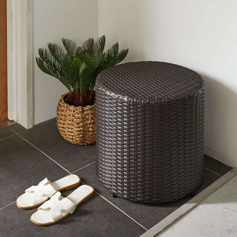 玄関先において靴を履く時の腰かけに