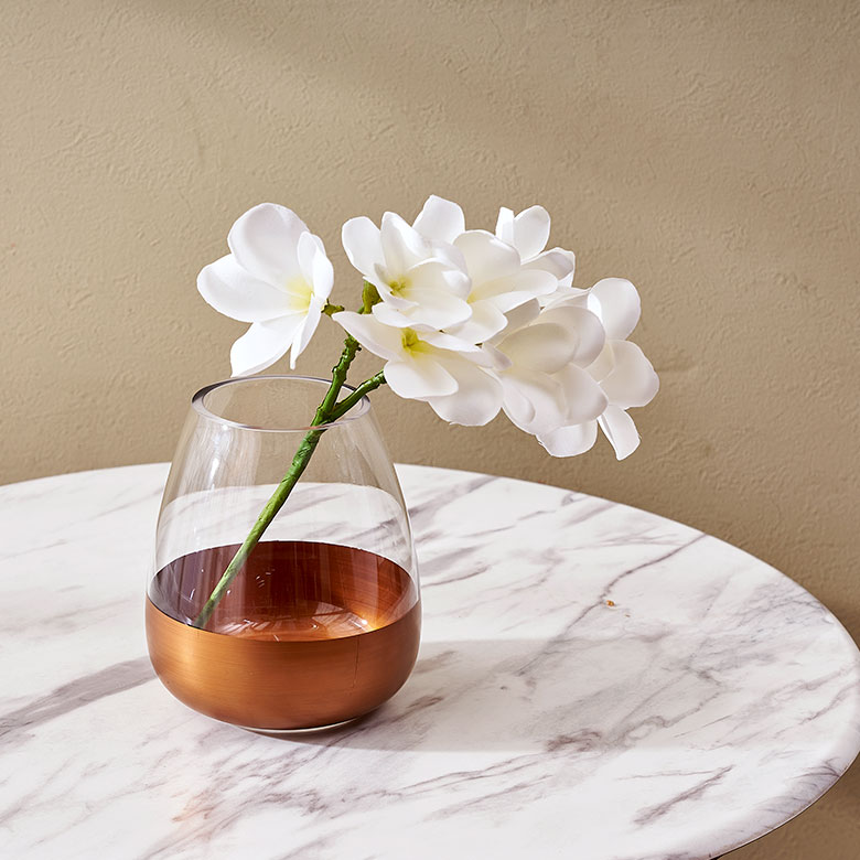 フラワーベースに挿して置くだけでお手軽に花のある生活を楽しめます