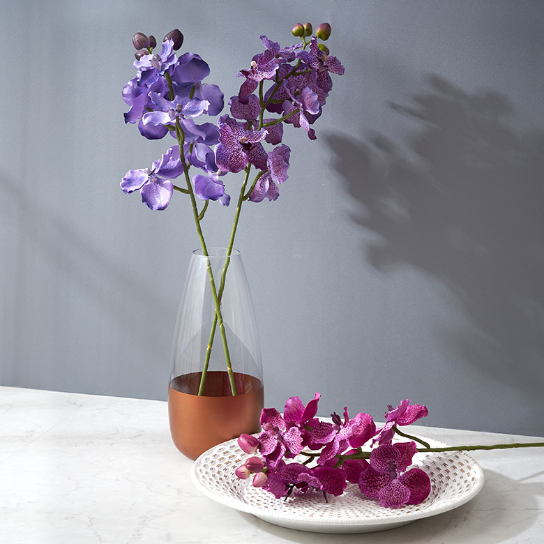 フラワーベースに挿して置くだけでお手軽に花のある生活を楽しめます