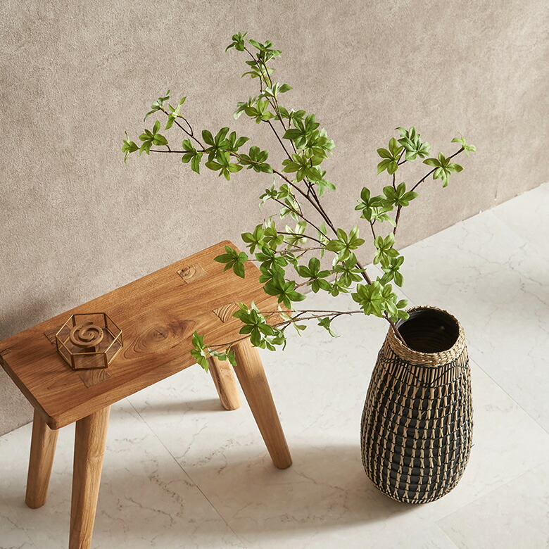 フラワーベースに挿して置くだけでお手軽にグリーンのある生活を楽しめます