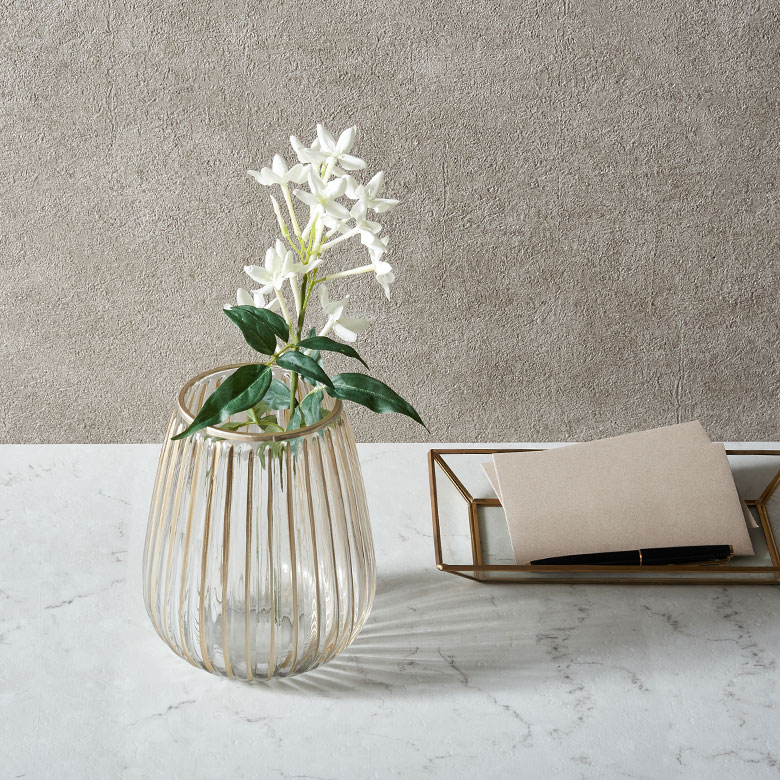 フラワーベースに挿して置くだけでお手軽にグリーンのある生活を楽しめます