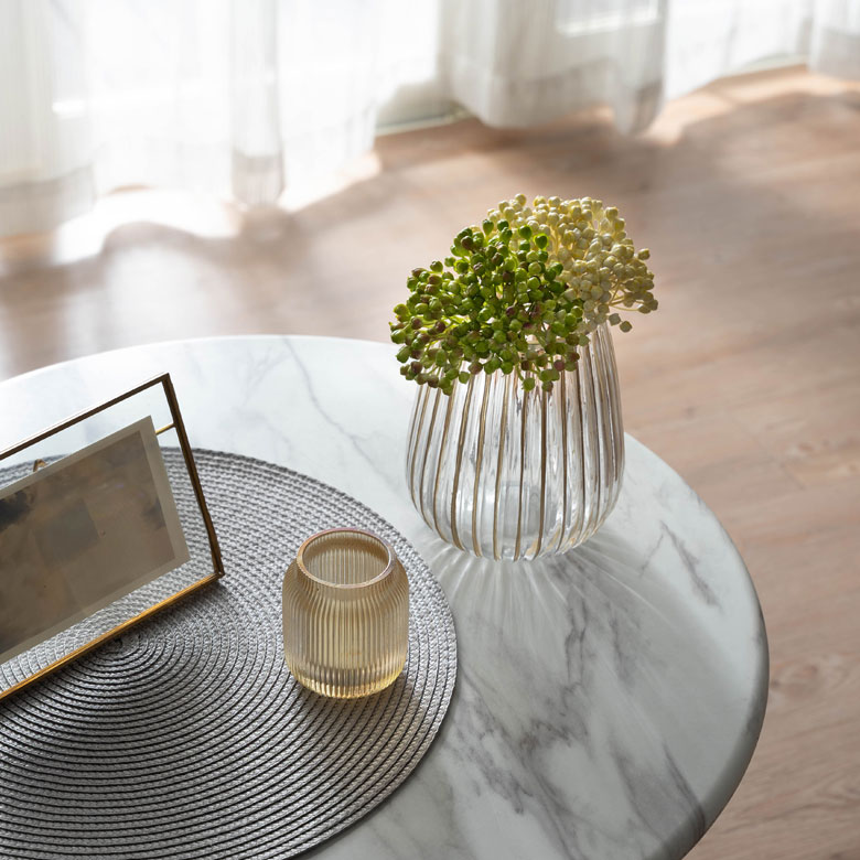 フラワーベースに挿して置くだけで、存在感のあるアートプランツ