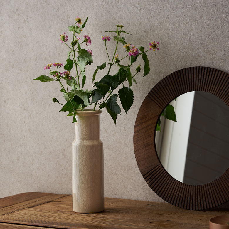 優しい色合いながらも、細かなクラック(貫入)が入り、表情豊か