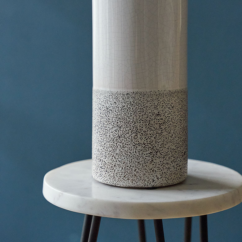 シンプルなフォルムのセラミック製フラワーベース