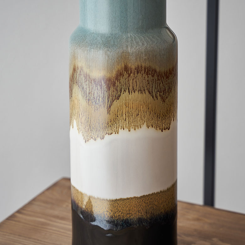 シンプルなフォルムのセラミック製フラワーベース