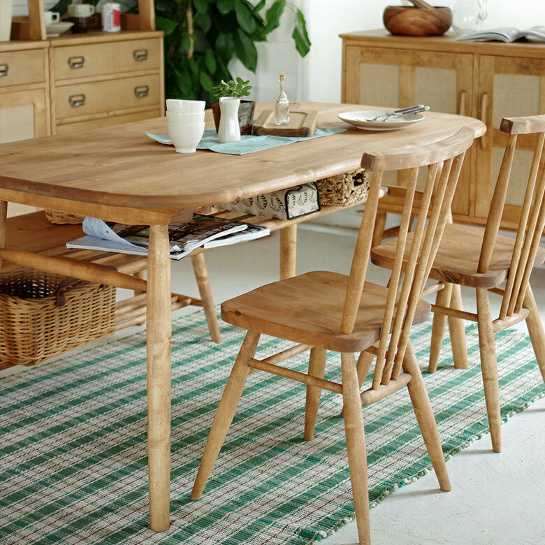 テーブル下の棚には、ティッシュや雑誌などを置いても