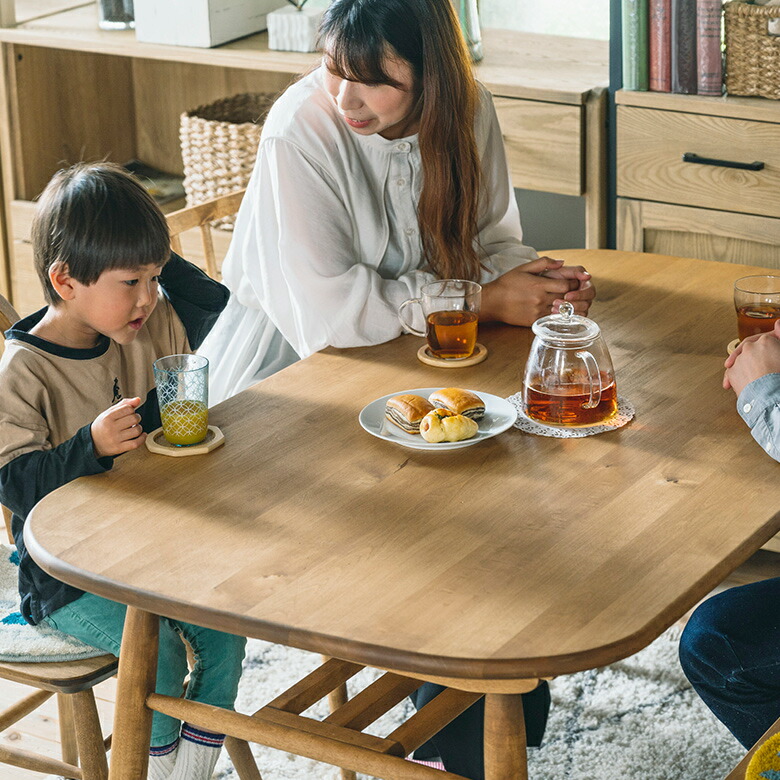 優しい木のぬくもりを感じる、天然無垢材のテーブル