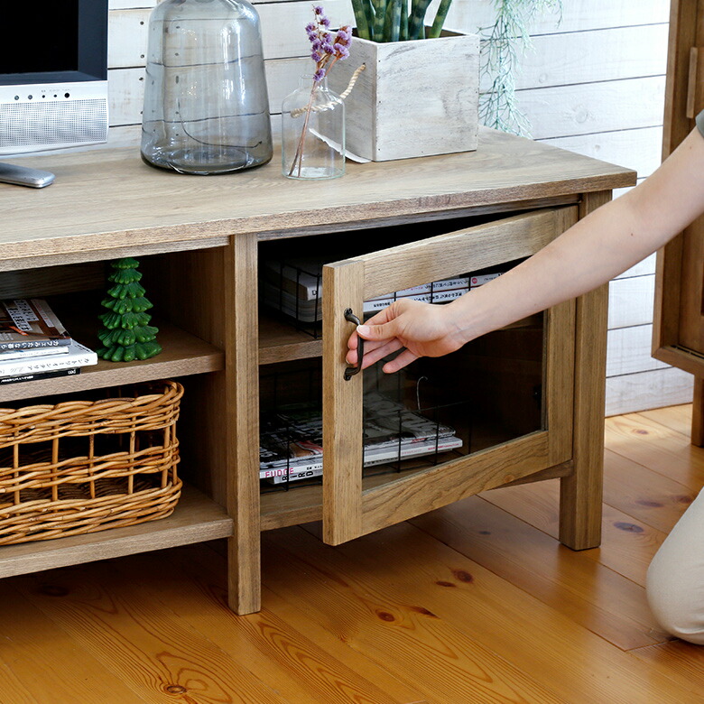 中央はオープン収納で出し入れしやすく、左右両側は扉付きでさりげなく目隠しできる