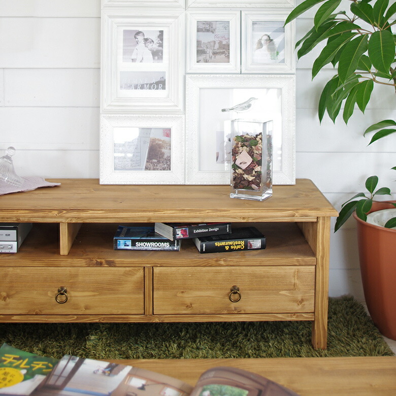 節目のあるハッキリとした木目が個性的なパイン材