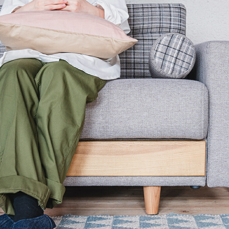 座面下には、美しい木目のアッシュ材