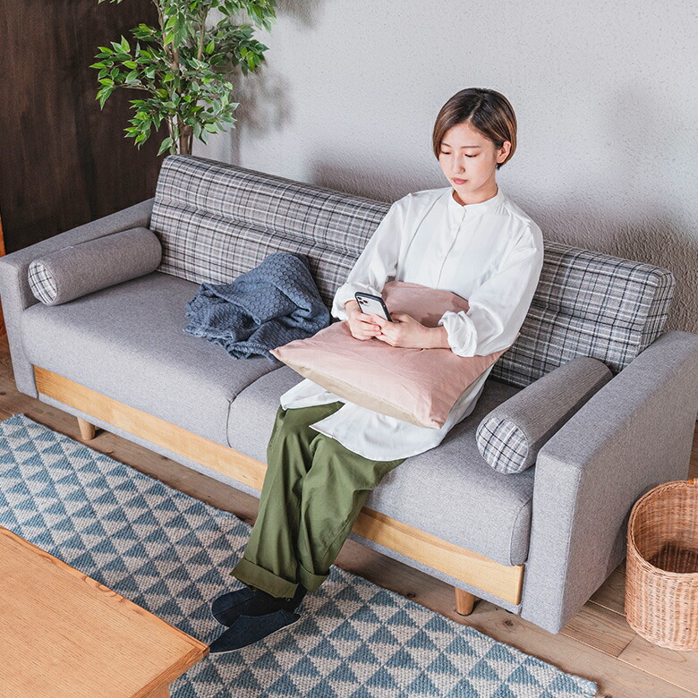 背持たれはチェック柄、座面は無地 3人掛けサイズのソファ