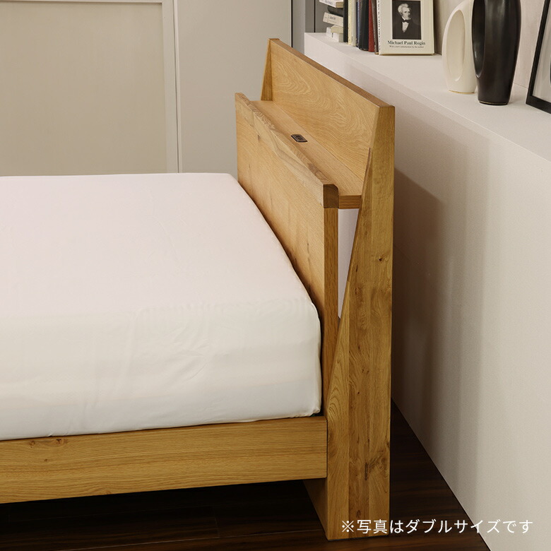 ヘッドボードには奥行7cmの棚