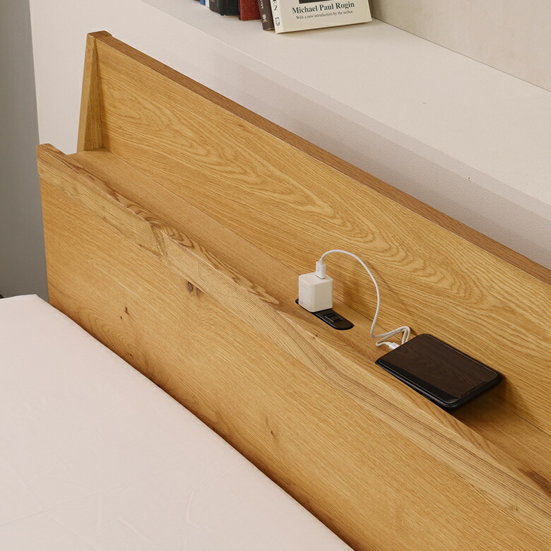 ヘッドボードの棚には、コンセントが2口