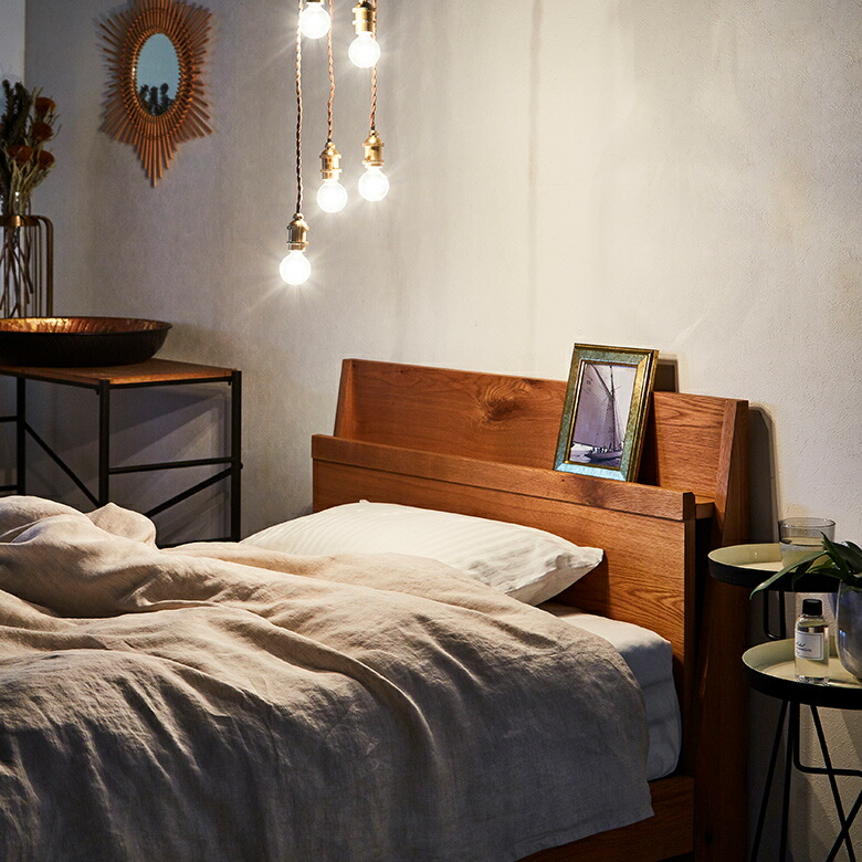 無垢のナラ材を使用した、すのこ付きのベッドフレーム