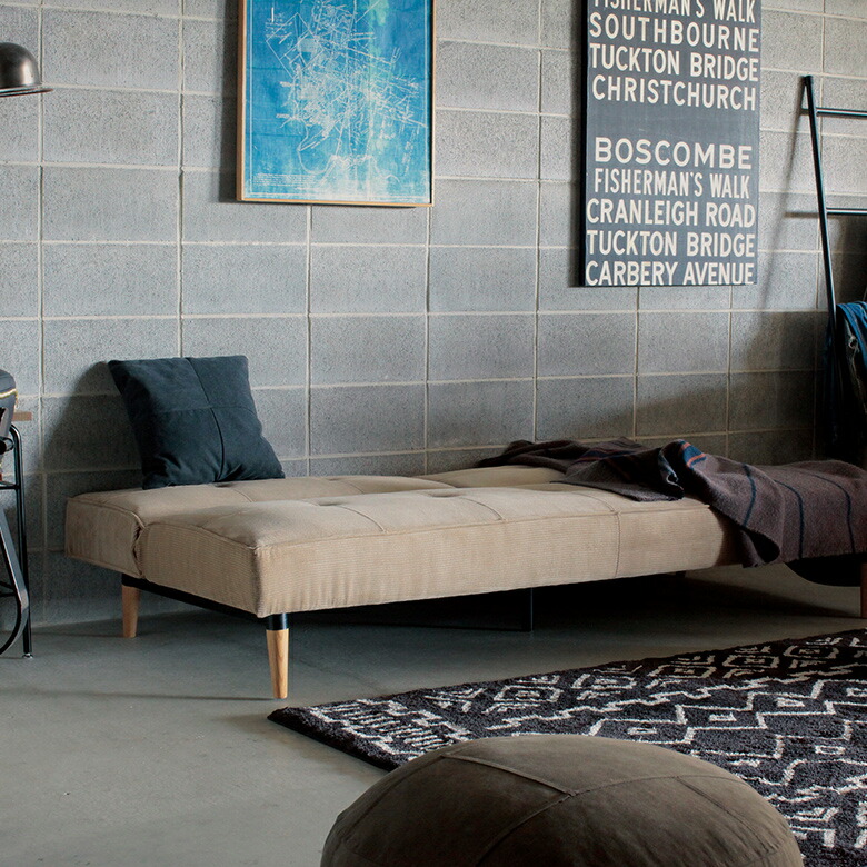 背もたれをフラットにすればベッドに早変わり